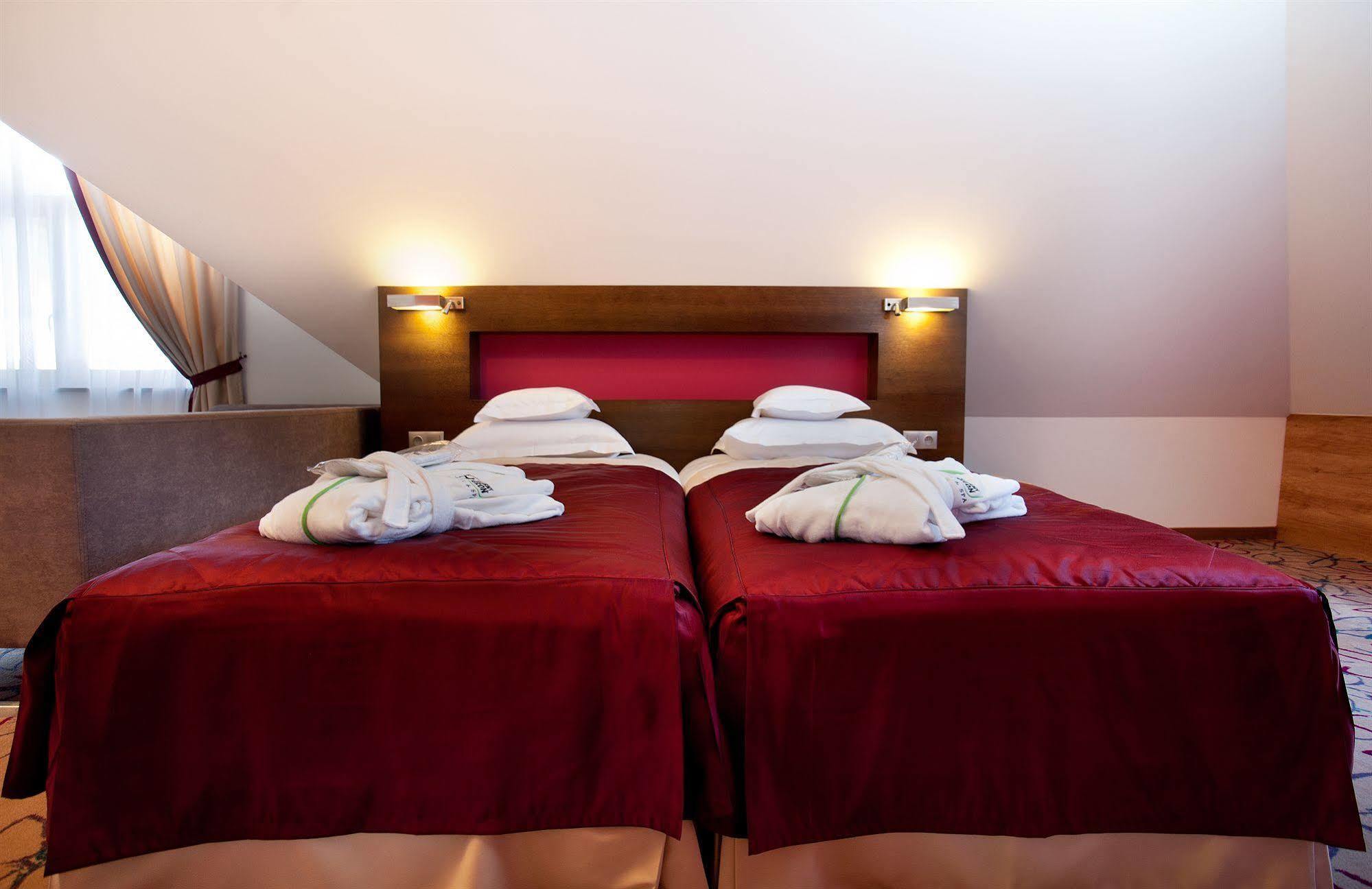 Hotel & Spa Czarny Gron Rzyki Buitenkant foto