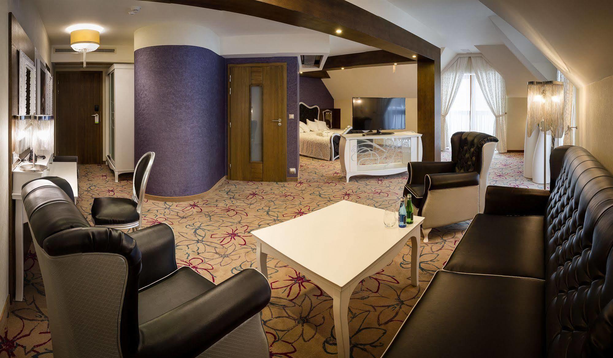 Hotel & Spa Czarny Gron Rzyki Buitenkant foto