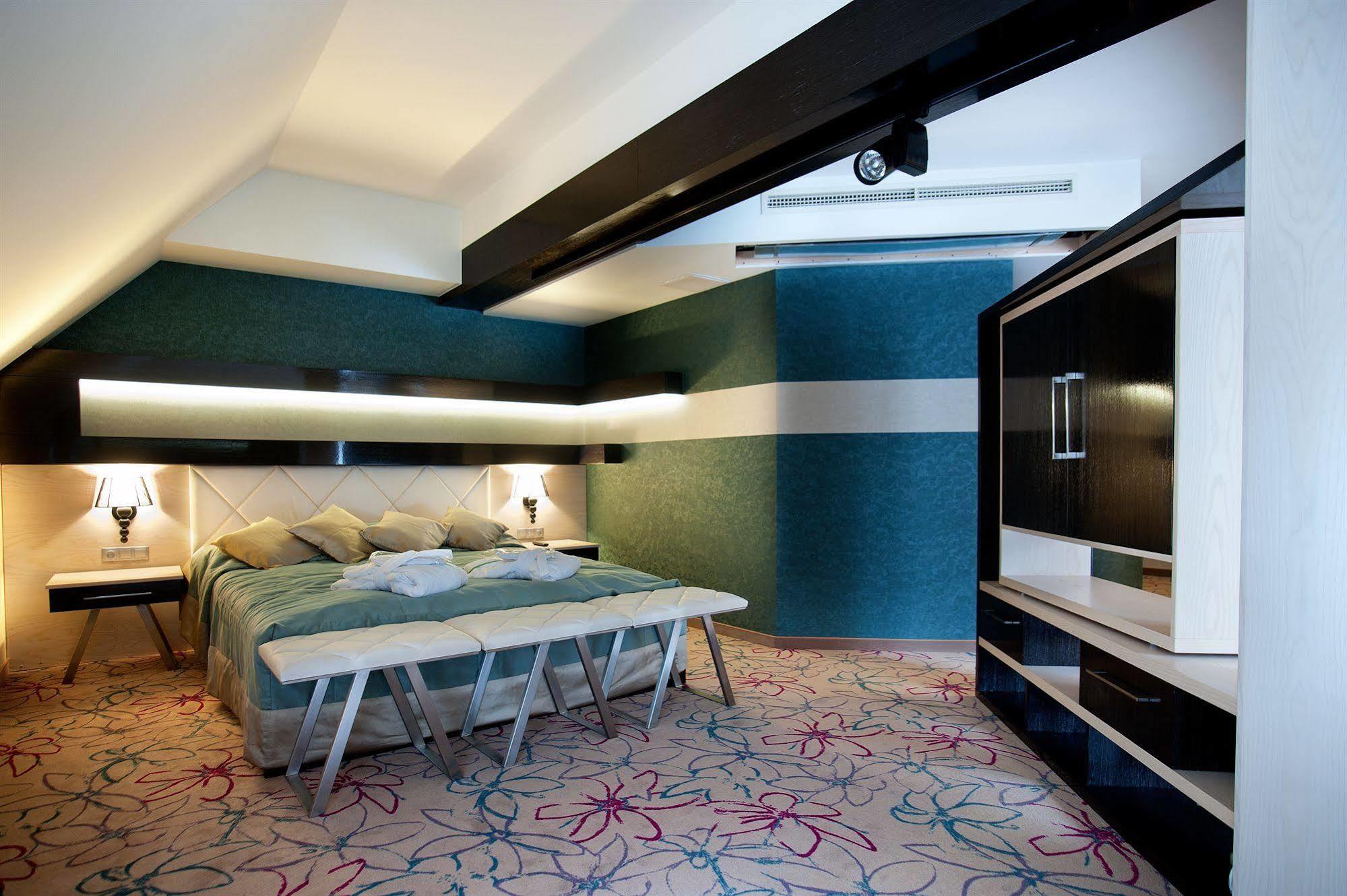 Hotel & Spa Czarny Gron Rzyki Buitenkant foto